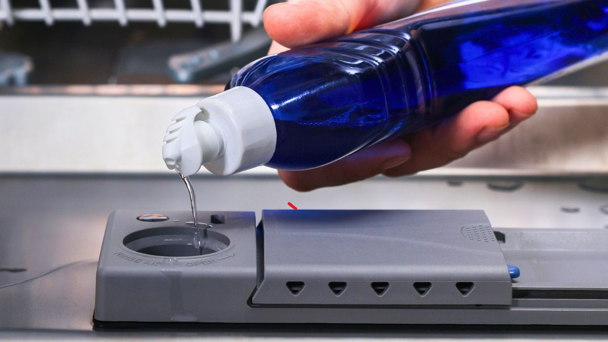 Mężczyzna aplikuje detergent do zmywarki