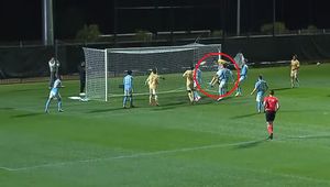 "Rozklepali" rywali... główkami. Niecodzienny gol Polaka [WIDEO]