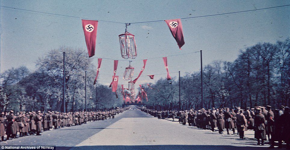 Pogodna, kolorowa wiosna 1937 roku w Berlinie. Ulice pełne swastyk, żołnierzy i... spokoju 16