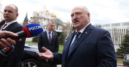 "Sowiecka tradycja". Łukaszenka pokazał się przy rąbaniu drewna
