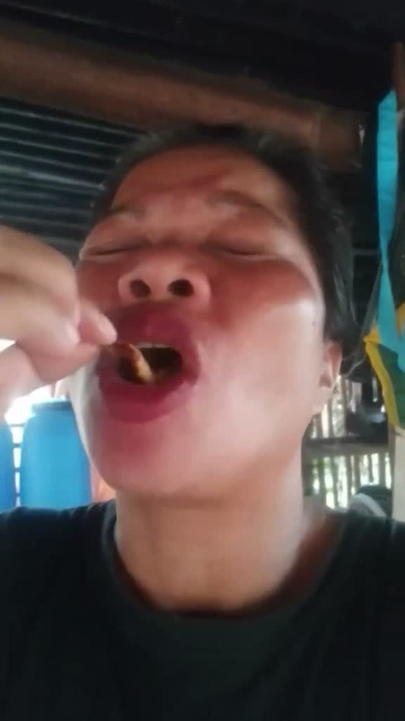 Influencerka kulinarna nagrała, jak je  "diabelskiego kraba"