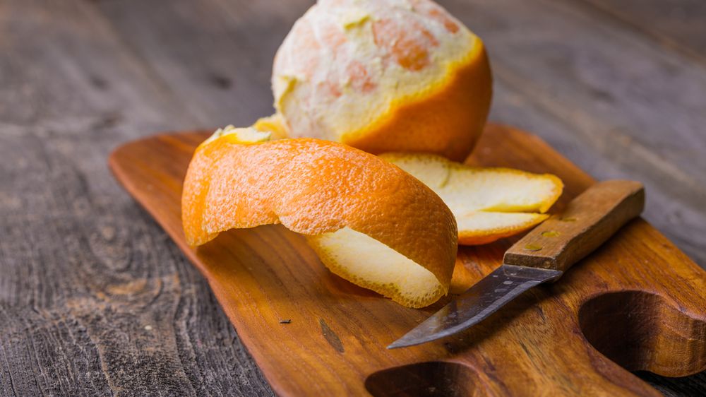 Surowe pomarańcze ze skórką