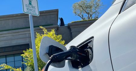 Kalifornia apeluje o oszczędne używanie aut elektrycznych. Przez upały brakuje prądu