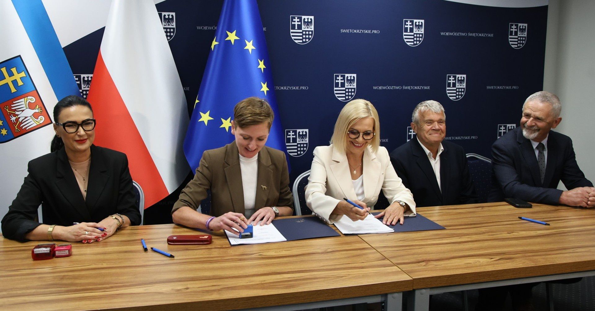 Dofinansowanie na remont płyty placu Wolności w Kielcach podpisane. Na zdjęciu od lewej: skarbniczka miasta Kielce Marzena Bzymek, prezydentka Kielc Agata Wojda, marszałek województwa Renata Janik, radni sejmiku: Mieczysław Gębski oraz Kazimierz Mądzik.