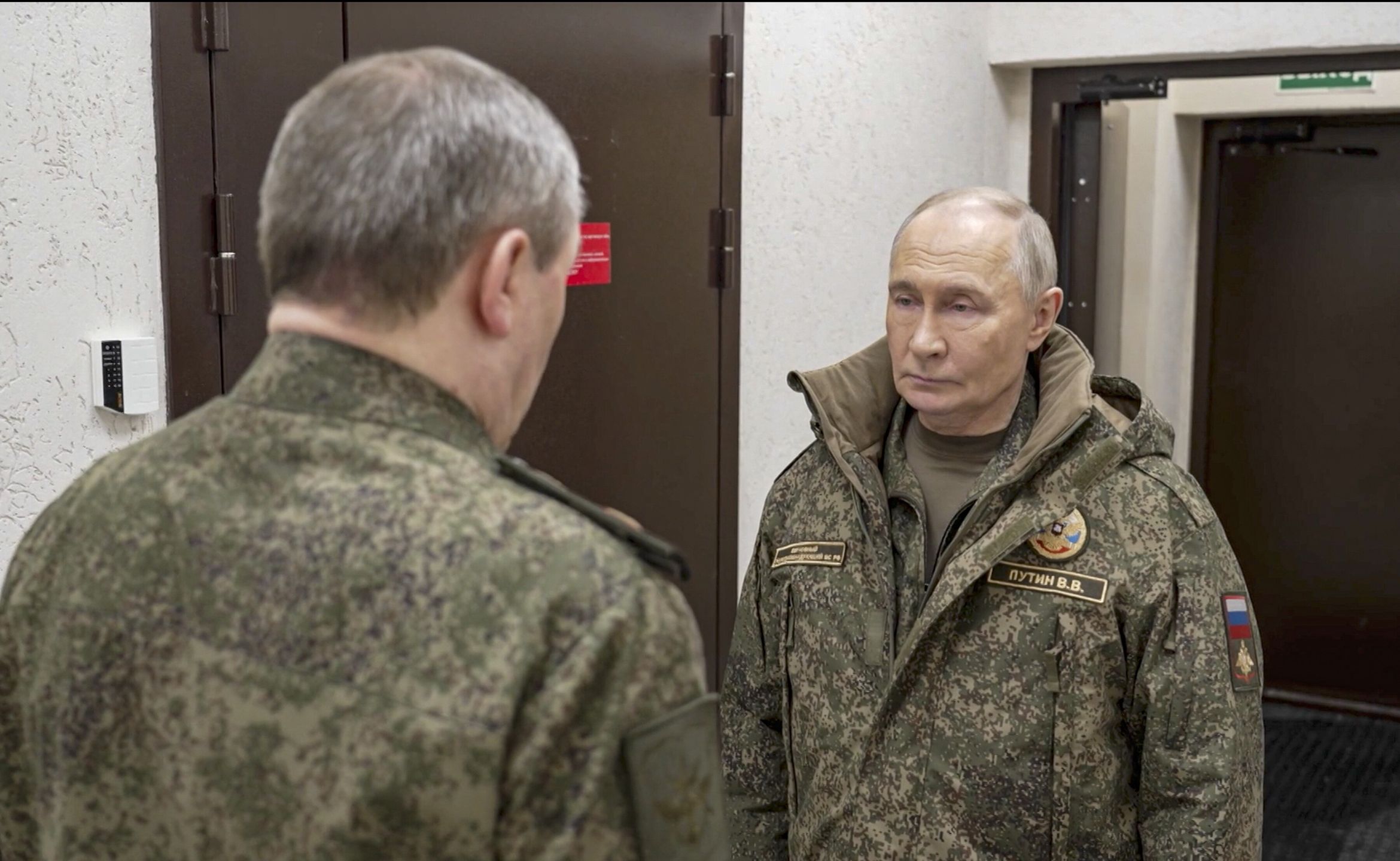 A still image taken from a handout video provided on 27 December 2025 by the Kremlin.ru shows Russian General Staff Chief Valery Gerasimov (L) welcoming Russian President Vladimir Putin (R) during a visit to a command post of Russian Army amid the Russian-Ukrainian conflict in an undisclosed location. Russian forces have taken control of the town of Dimitrov (Mirnograd) in the Donetsk People's Republic (DPR) and the town of Gulyaipole in the Zaporozhye region, Russian General Staff Chief Valery Gerasimov said. EPA/KREMLIN.RU / HANDOUT HANDOUT EDITORIAL USE ONLY/NO SALES Dostawca: PAP/EPA.