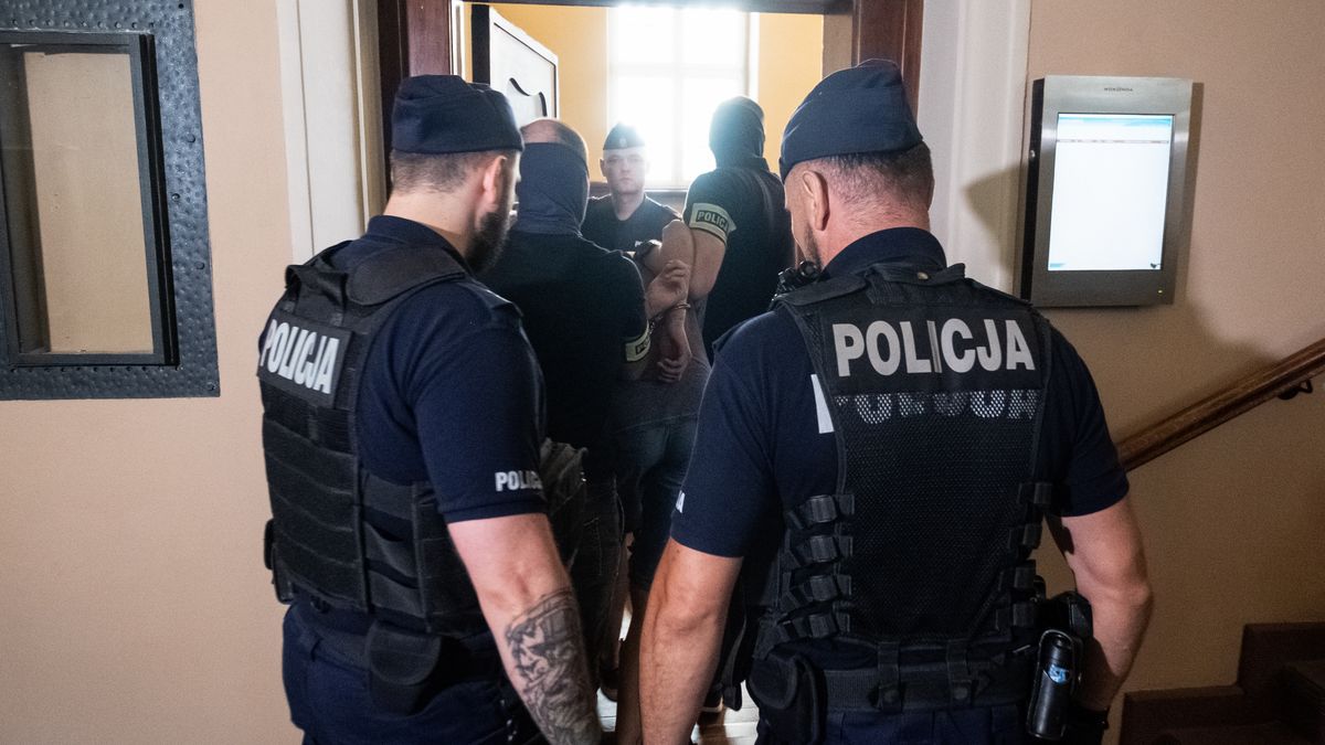 Poznań, 25.07.2022. Doprowadzenie podejrzanego 17-latka na posiedzenie aresztowe w sądzie w Poznaniu, 25 bm. 