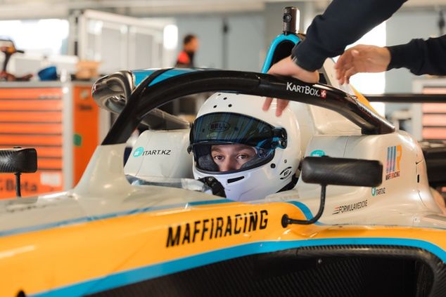 Cezary Bień podczas testów Formuły 4