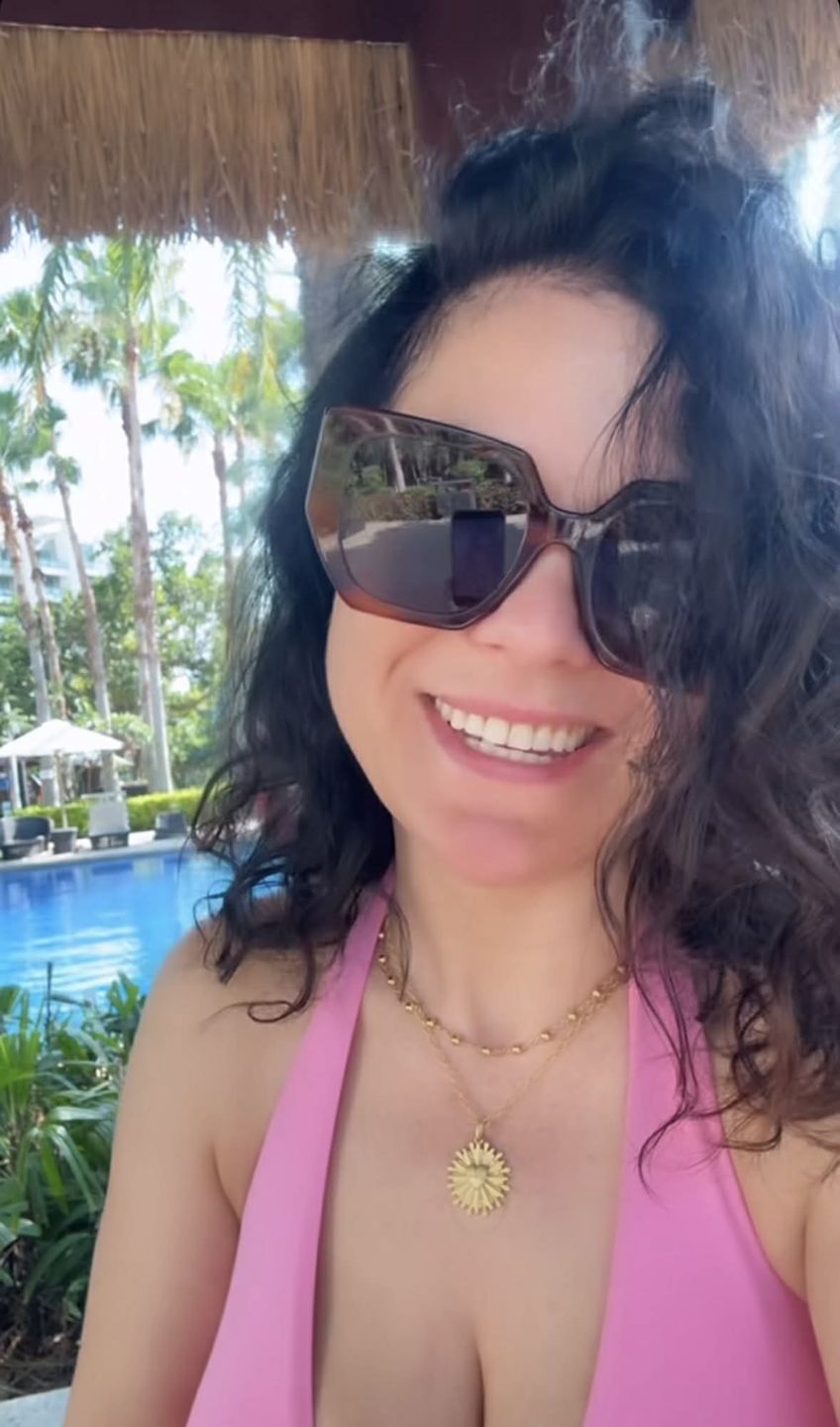 Naturalna Katarzyna Cichopek w bikini wyleguje się nad basenem