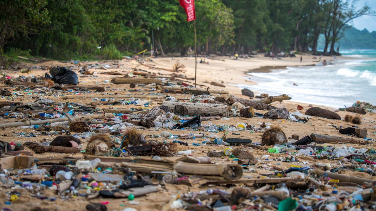 Władze walczą z rosnącym śmieciowym problemem na Phuket 