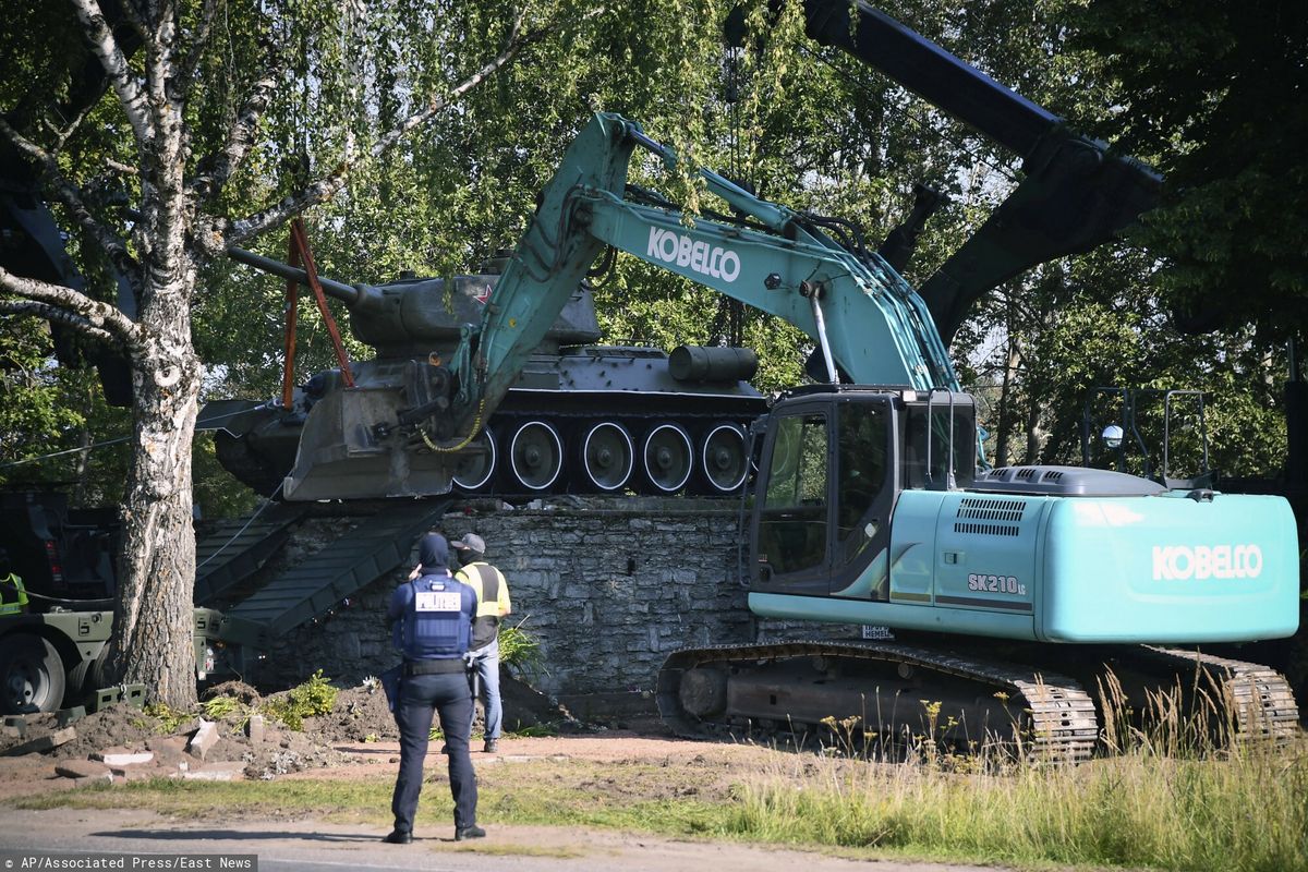 Usuwanie sowieckiego czołgu z pomnika w Estonii