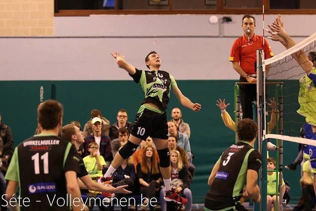 Atakuje Janusz Górski (nr 10)/ volleymenen.be