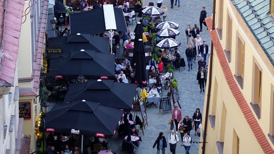 w lipcu 2025 r. w wielu regionach kraju nastroje w sektorze HoReCa wyraźnie się poprawiły, a część barier w prowadzeniu biznesu zaczęła tracić na znaczeniu, choć dużym problemem nadal są wysokie koszty zatrudnienia, fot. M. Genca/Polska Press