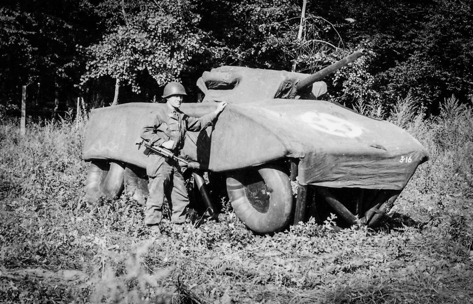 Dmuchany M8 Greyhound.