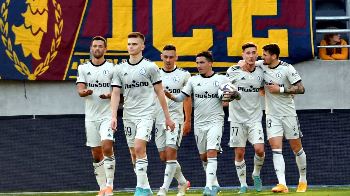 Szczecin, 24.10.2020. Piłkarze Legii Warszawa cieszą się z gola podczas meczu Ekstraklasy z Pogonią Szczecin, 24 bm. (gj) PAP/Marcin Bielecki