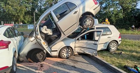 Kraksa na parkingu marketu pod Opolem. Strażacy łapali się za głowy