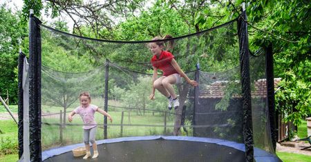 3-latek złamał kość udową w trakcie zabawy na trampolinie. Matka ostrzega