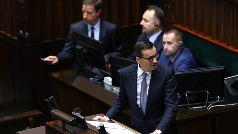 Warszawa, 16.11.2022. Premier Mateusz Morawiecki (dół) na sali obrad Sejmu w Warszawie, 16 bm. Posłowie wysłuchali informacji premiera na temat eksplozji pocisku w Przewodowie. (jm) PAP/Rafał Guz