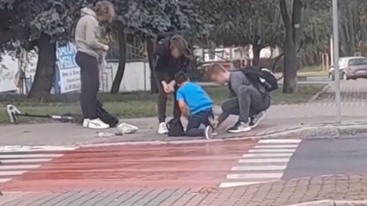 Nagrała nastolatków. Pomogli małemu chłopcu