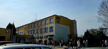 Ewakuacja szkoły w Płocku. 577 osób opuściło budynek po rozpyleniu nieznanej substancji