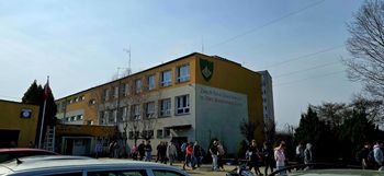 Ewakuacja szkoły w Płocku. 577 osób opuściło budynek po rozpyleniu nieznanej substancji