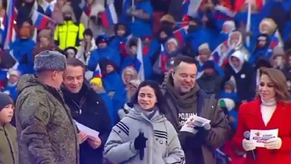 Dzieci wyszły na scenę z żołnierzem z Czelbańska.