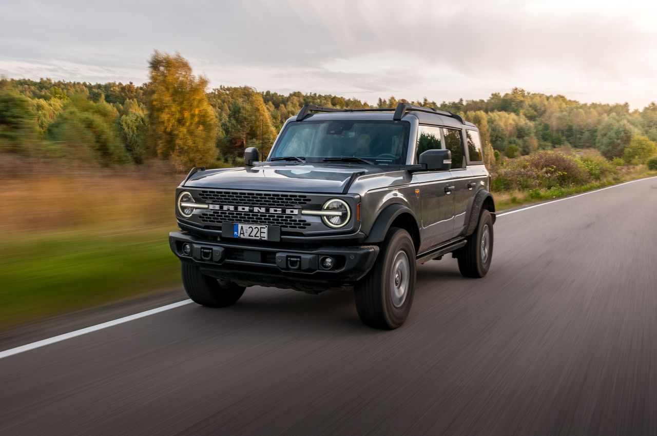 Ford Bronco dzięki niezależnej osi z przodu prowadzi się pewniej niż Wrangler z dwiema sztywnymi