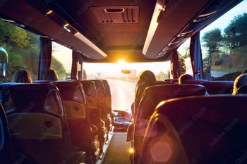 W gminie Lgota Wielka 81-latek kierował autobusem i o mało nie potrącił pieszej. Mężczyzna nie miał uprawnień do kierowania