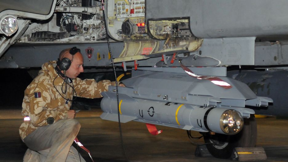 Załadunek pocisków rakietowych Brimstone na samolot Tornado GR4 należący do Royal Air Force.