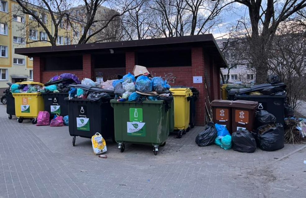 Przepełnione kontenery.