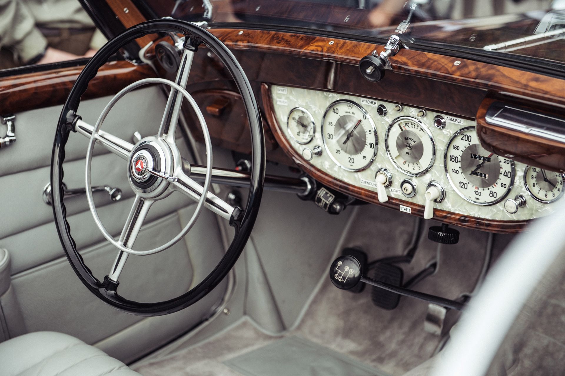 Masa perłowa. Typowe wykończenie deski rozdzielczej Mercedesa-Benza 540 K z 1938 r.