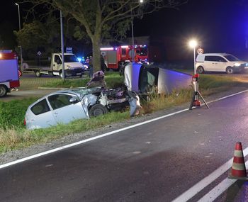 Zderzenie dwóch samochodów na DK62. Auta wpadły do rowu