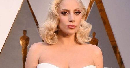 Lady Gaga na ceremonię rozdania Oscarów powróciła do blondu. A jej kreacja to mistrzowskie dwa w jednym