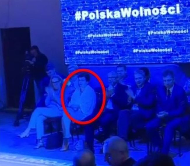 Cała Platforma klaszcze. Wtedy kamera kieruje się na Gronkiewicz-Waltz