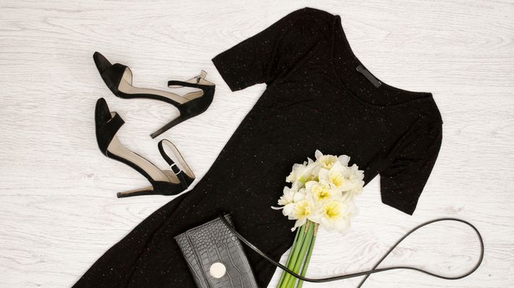 Mała czarna to obowiązkowy element w szafie każdej kobiety