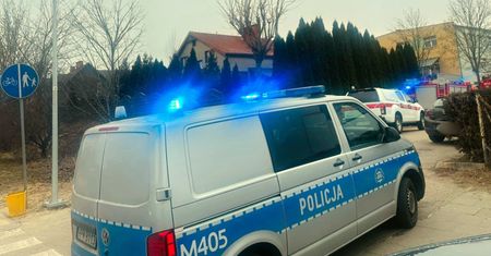 Groźne sceny przed szkołą. Cztery uczennice zabrane do szpitala