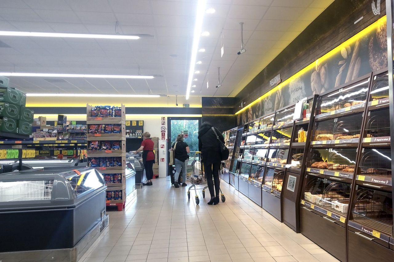 Para poszukiwanych oszustów wybrała się na zakupy. Wpadli, bo zauważył ich policjant po służbie