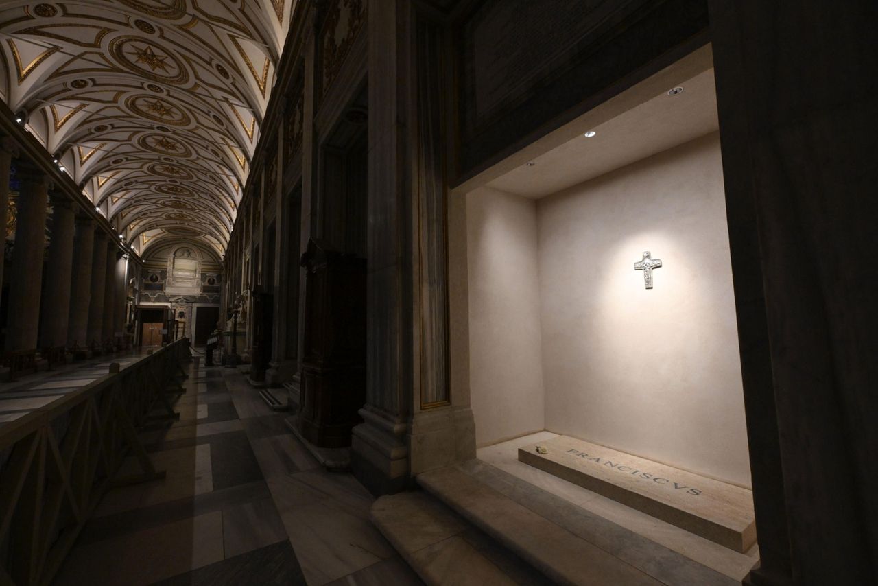 Tak wygląda grób papieża Franciszka.  Jest już otwarty dla wiernych