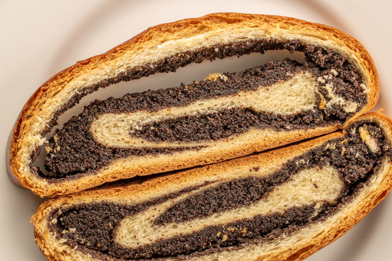 Makowiec w trakcie krojenia brzydko się rozwarstwia? Unikniesz wpadki, pamiętając o kluczowych zasadach