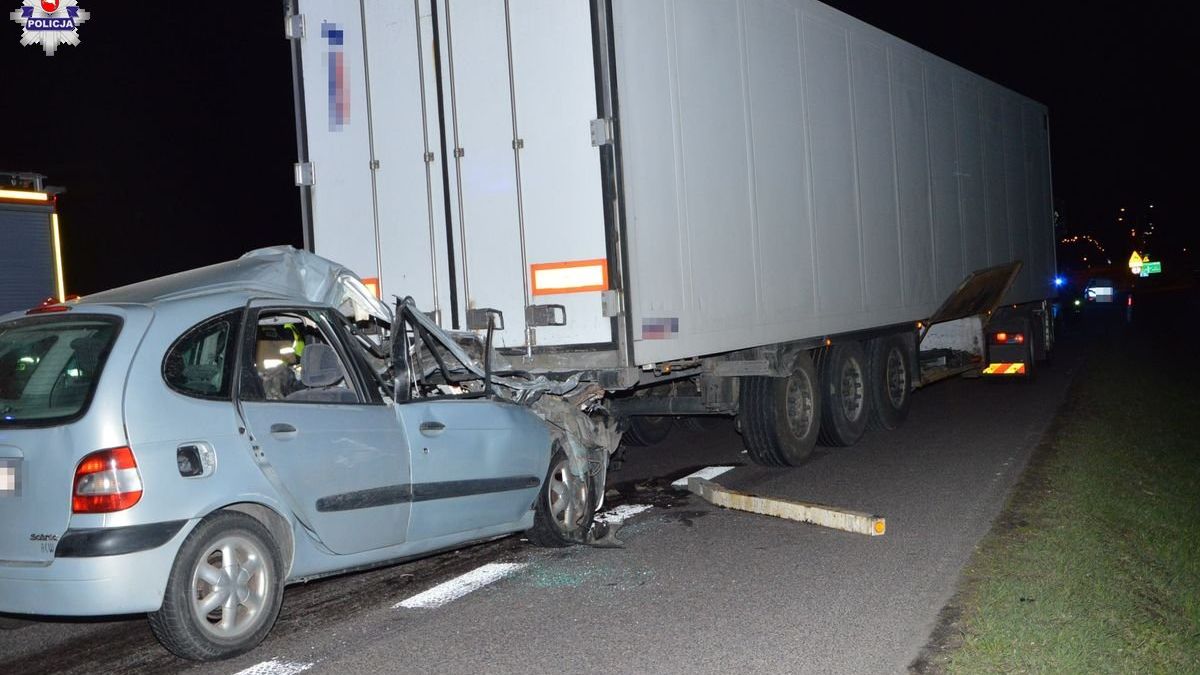 Renault wbił się w naczepę ciężarówki na drodze krajowej nr 2