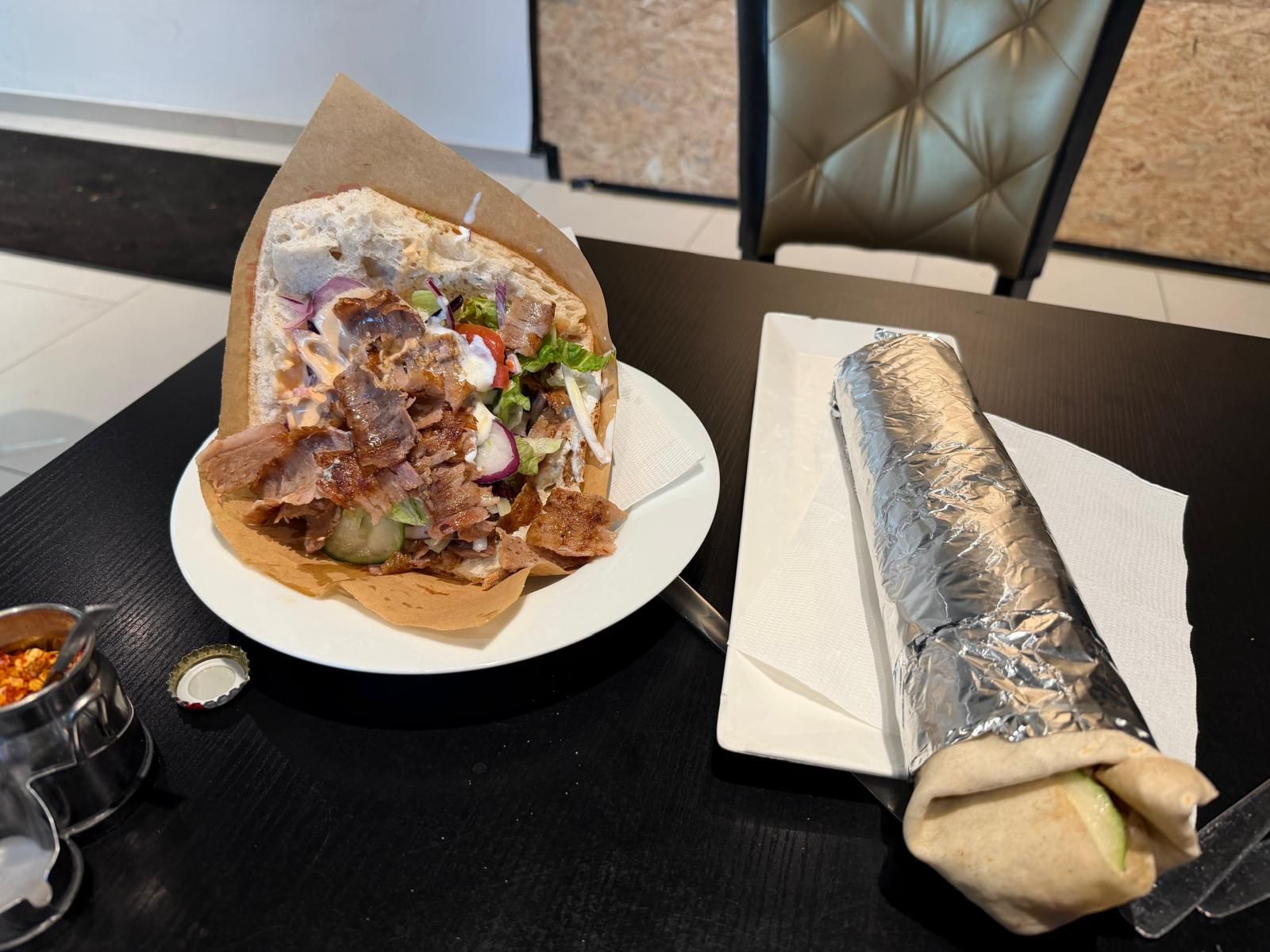 Kebab w bułce oraz tortilli