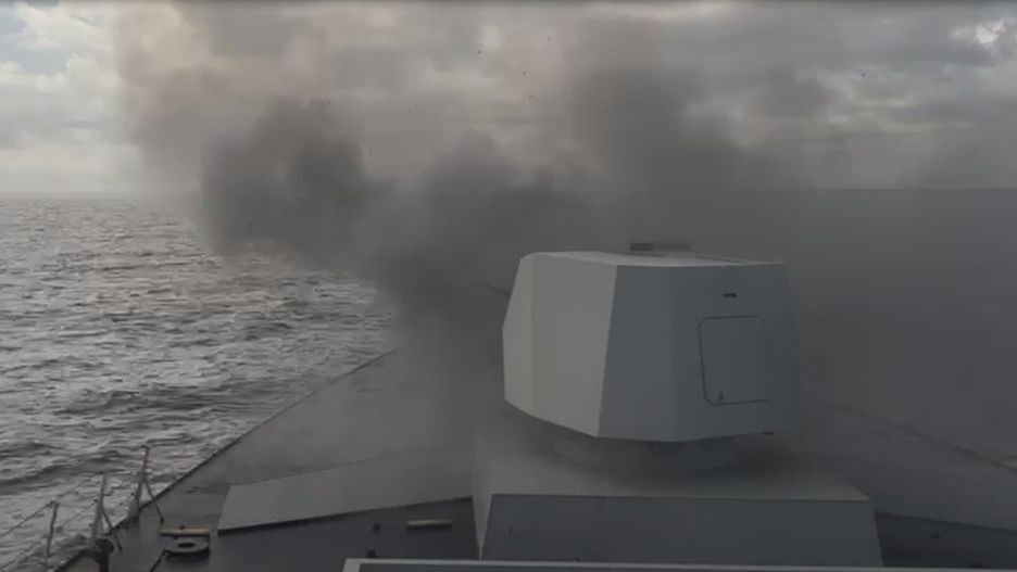 Widok z pokładu włoskiej fregaty FREMM ITS Virginio Fasan, która za pomocą armaty Leonardo 76 mm Super Rapido zestrzeliła drony Hutich.