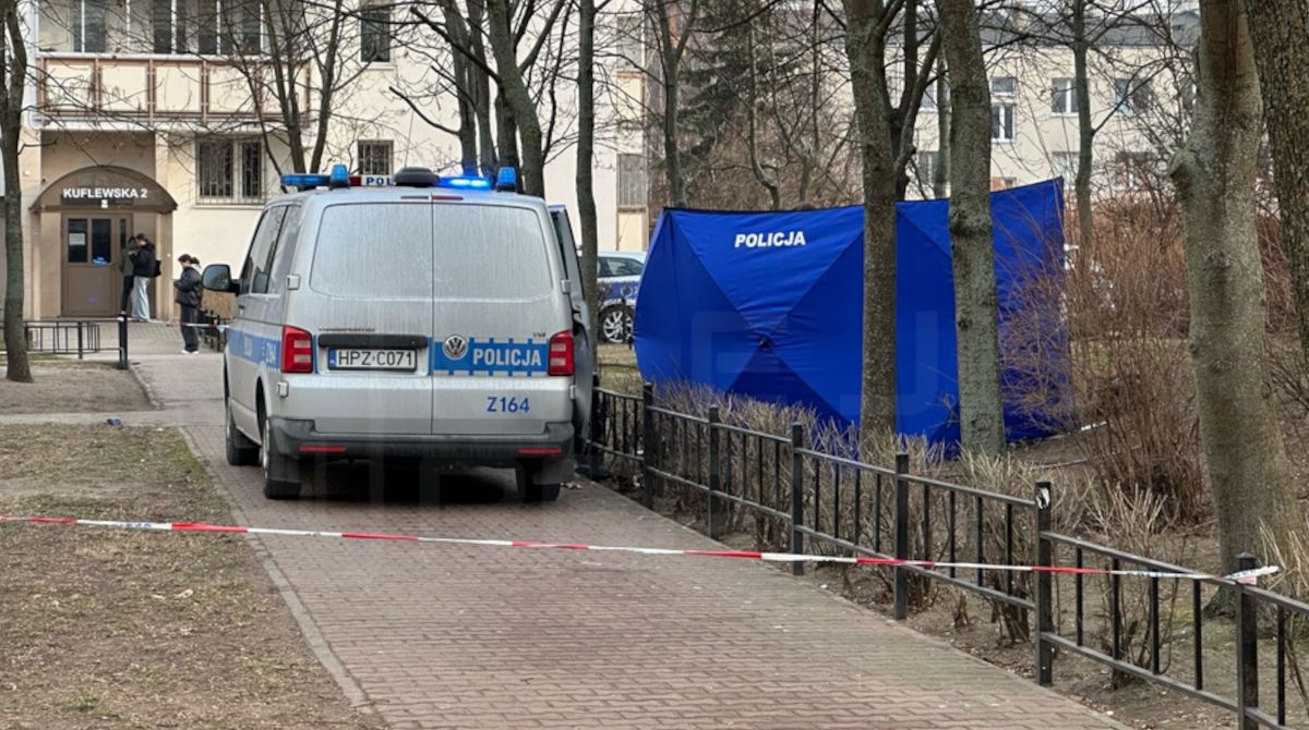 Tragedia na Targówku. Ciało 23-latka na trawie