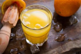 Sok pomarańczowy z soku zagęszczonego bez dodatku cukru, z dodatkiem wapnia, rozcieńczony wodą 1:3