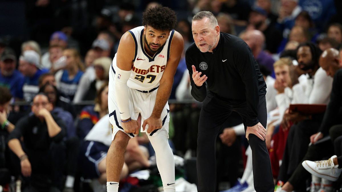 Getty Images / David Berding / Na zdjęciu: Jamal Murray (L), Michael Malone