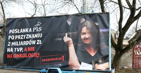 Joanna Lichocka złożyła akt oskarżenia. Chodzi o plakaty z jej "słynnym gestem"
