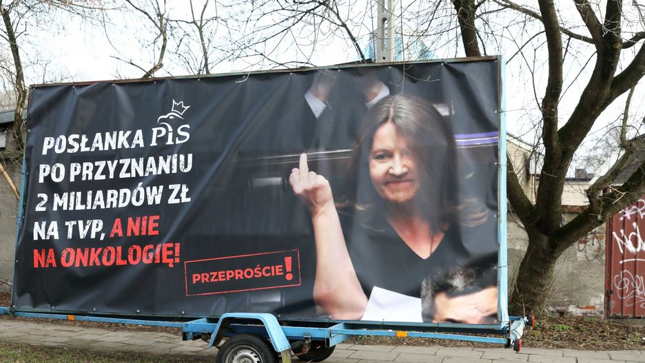 Plakaty z wizerunkiem Joanny Lichockiej i jej "słynnym gestem" 