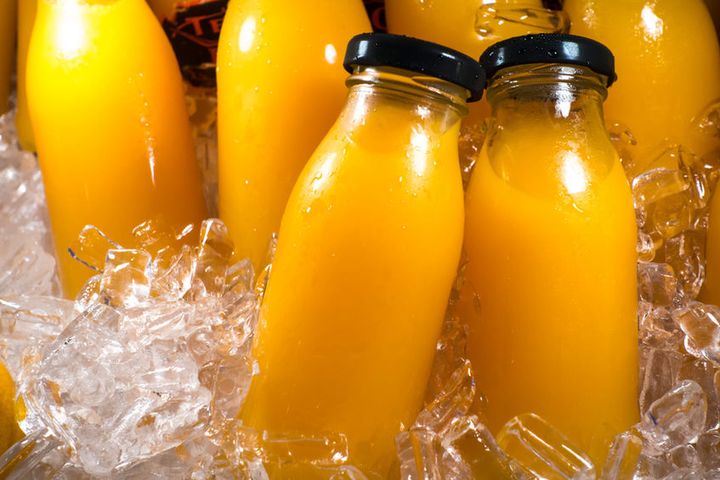Nierozcieńczony sok pomarańczowy z soku zagęszczonego bez dodatku cukru, z dodatkiem wapnia