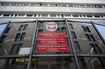 Kraków: Wyłudzali pieniądze z tarcz covidowych. Pięć osób oskarżonych