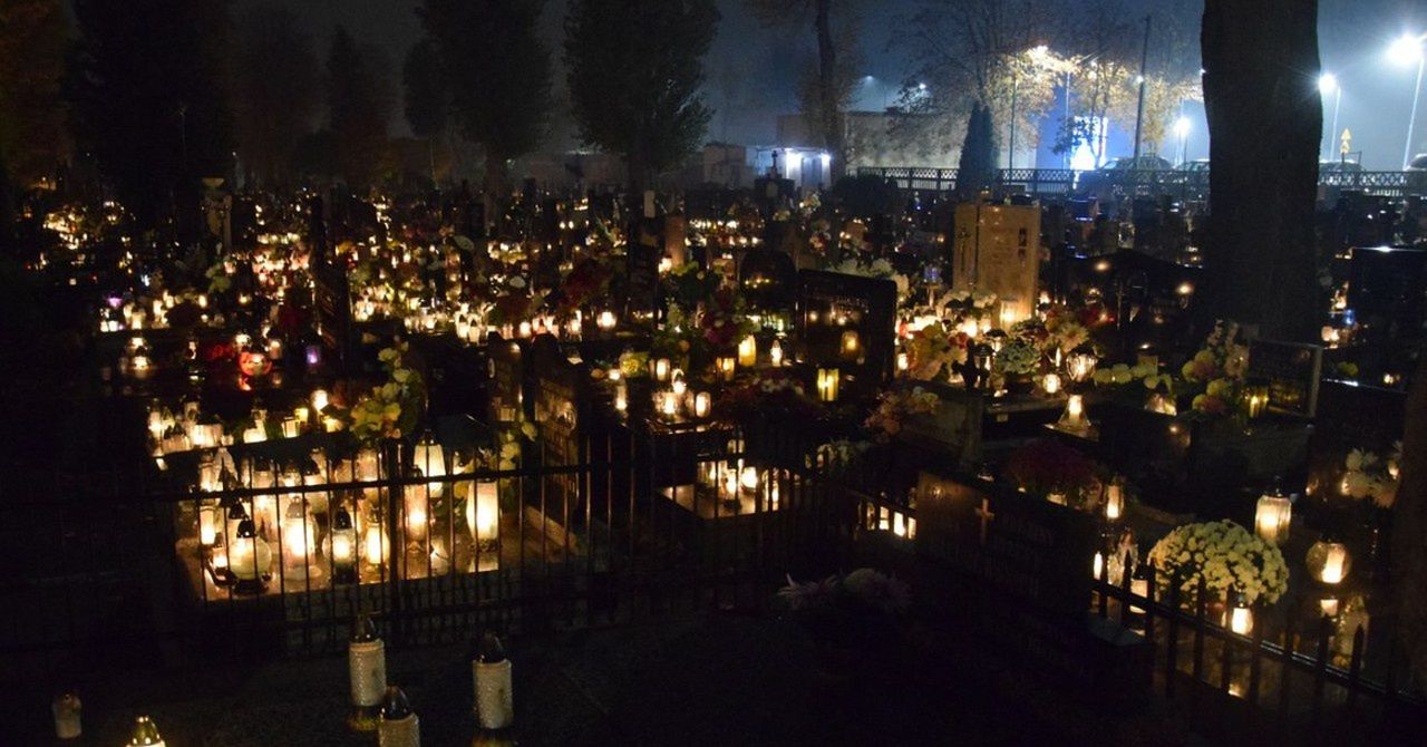 Zduńska Wola: Tysiące światełek i kwiaty zdobią groby