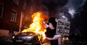 Zdjęcie dnia. Francuzi protestują, a samochody płoną na ulicach